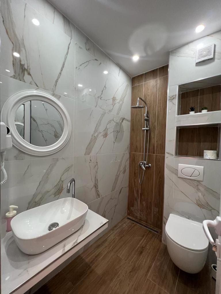 Apartments Sadiku With Sea View ซารานเดอ ภายนอก รูปภาพ